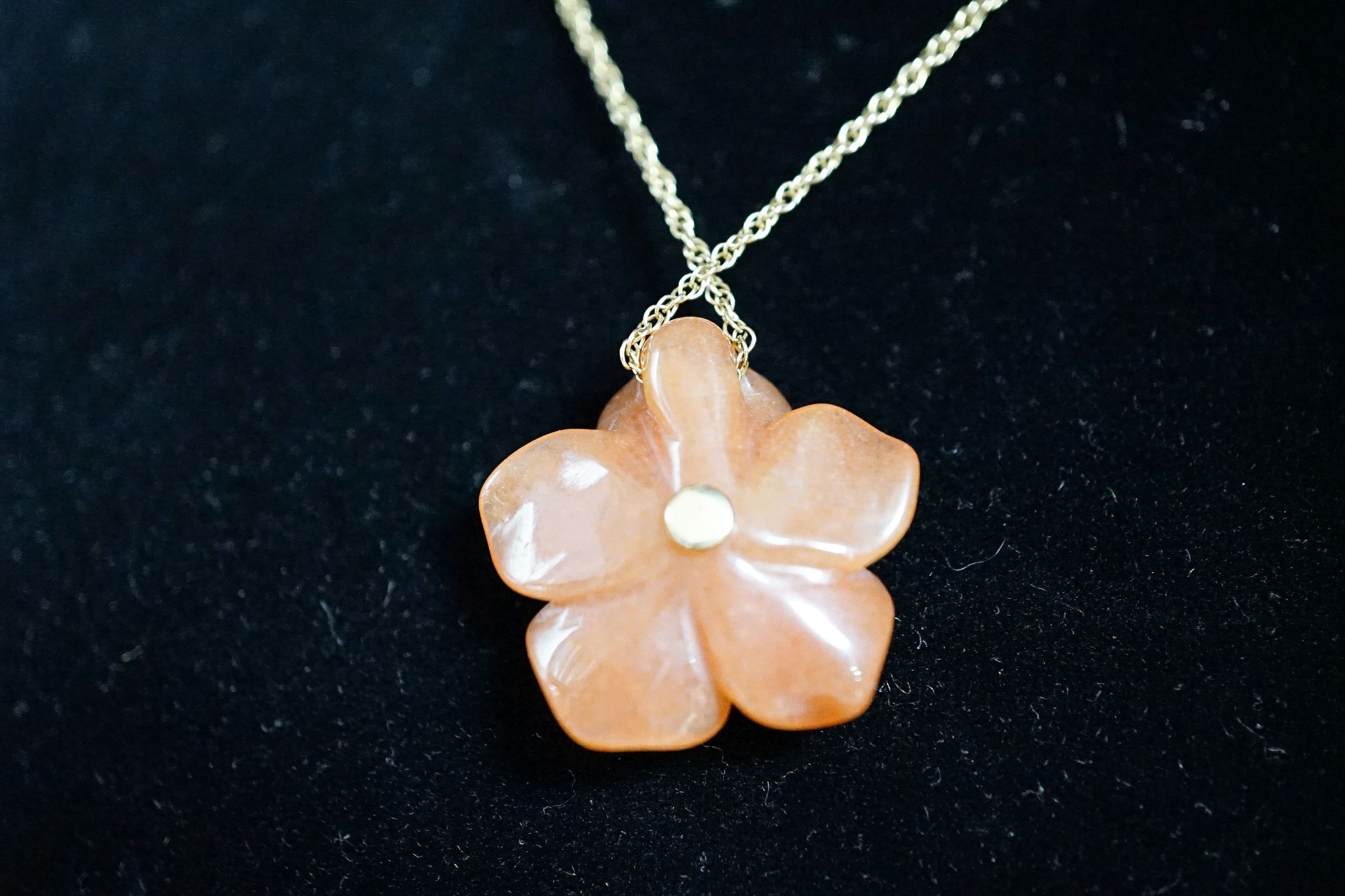 A continental 14k and two colour hardstone set flower head pendant necklace, pendant 24mm, chain 46cm, gross weight 6.3 grams